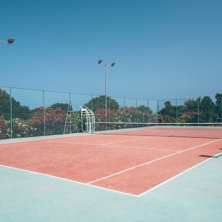 Hotel Iberostar Waves Saïdia Exterior foto Tennis court
