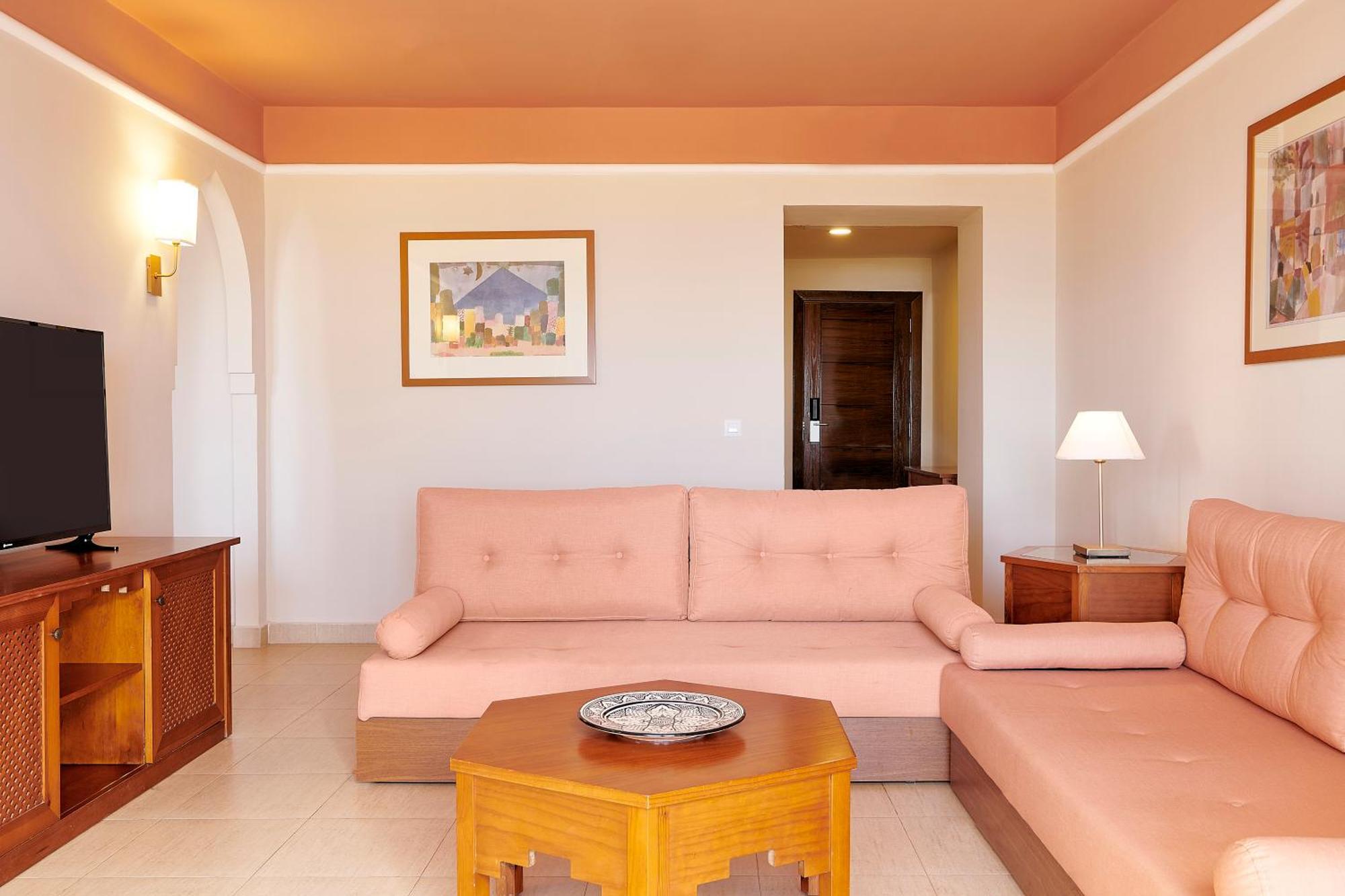 Hotel Iberostar Waves Saïdia Exterior foto Living room