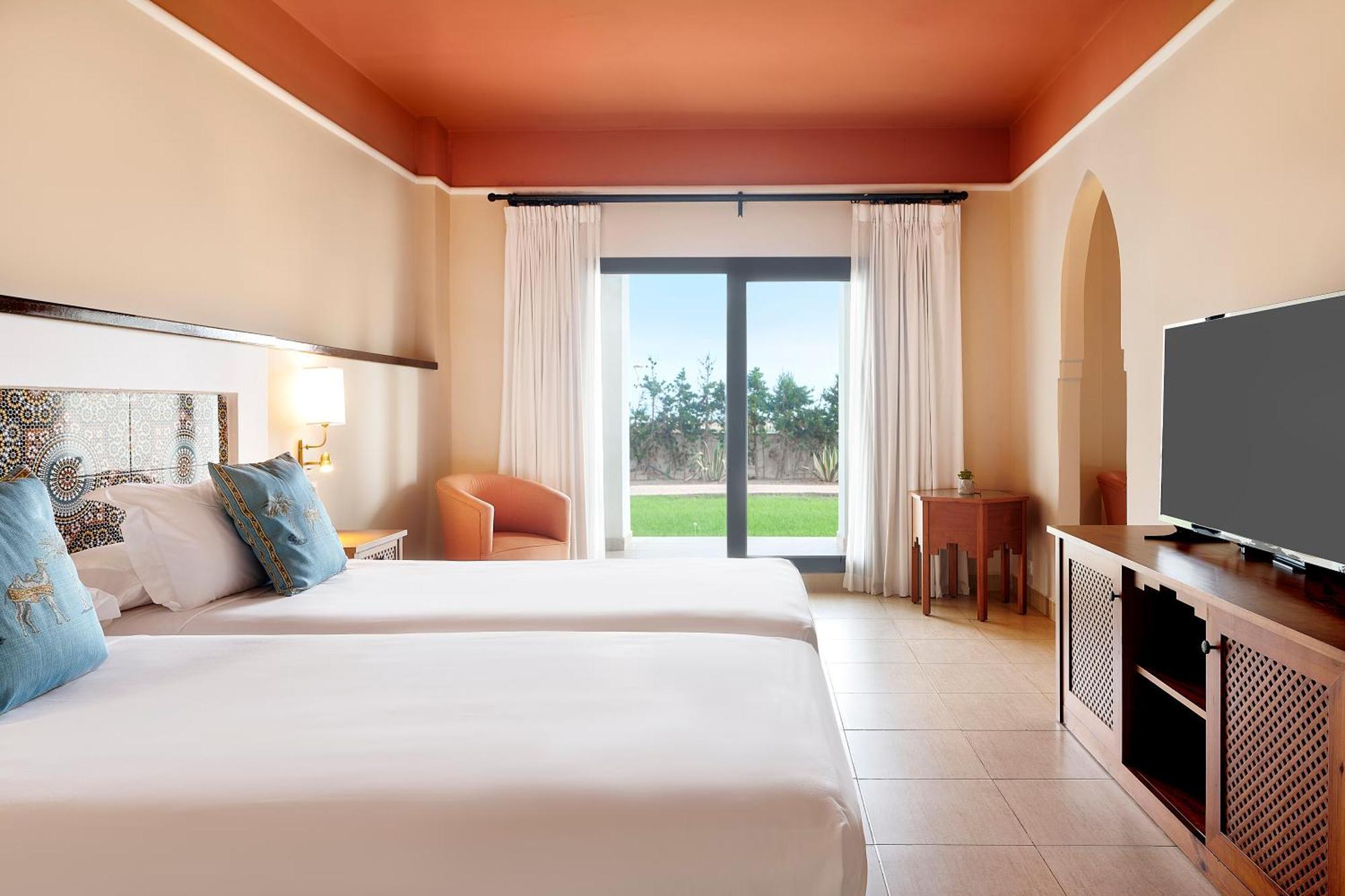 Hotel Iberostar Waves Saïdia Exterior foto A room at the Hilton Garden Inn in Cancun, Mexico