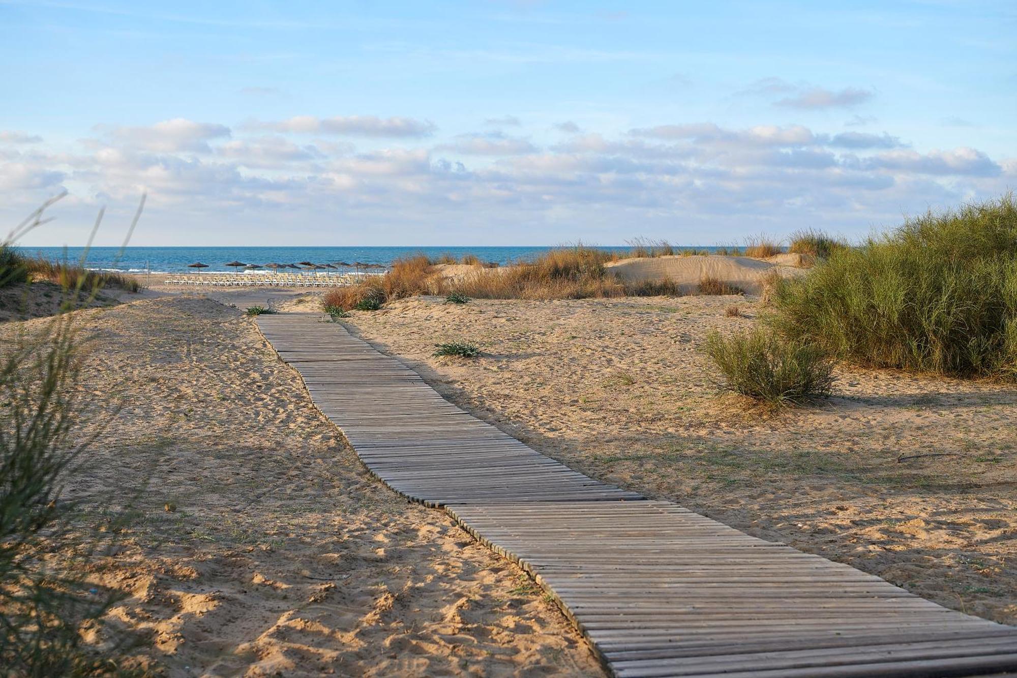 Hotel Iberostar Waves Saïdia Exterior foto The beach of the town