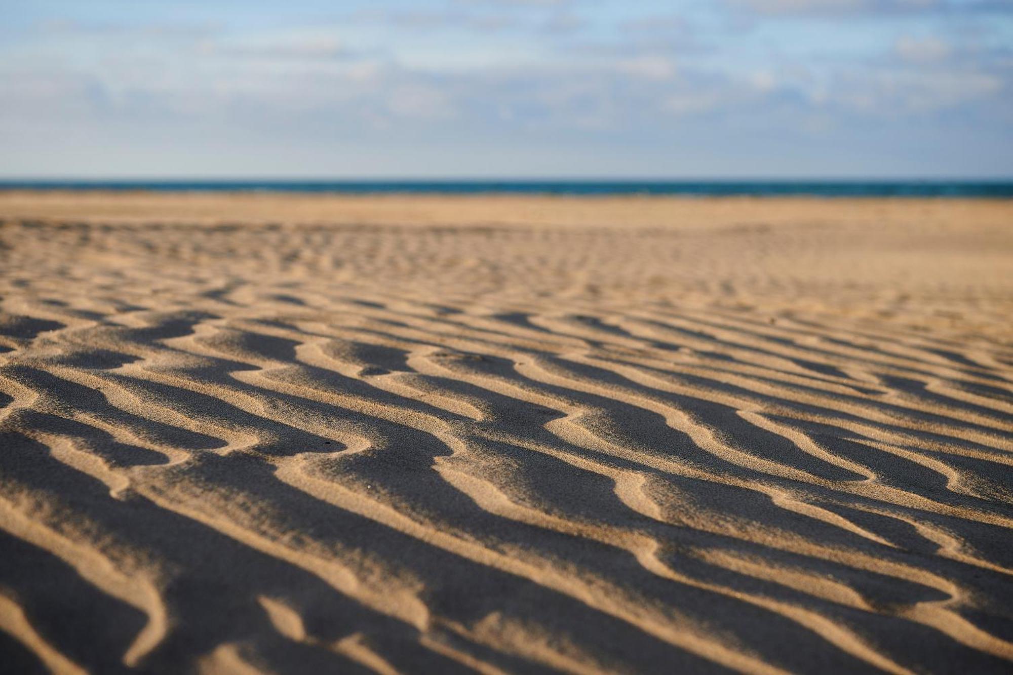 Hotel Iberostar Waves Saïdia Exterior foto Sand at the beach